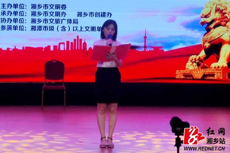 男孩乘坐电梯时玩“火” 点燃电梯里广告牌引发火灾