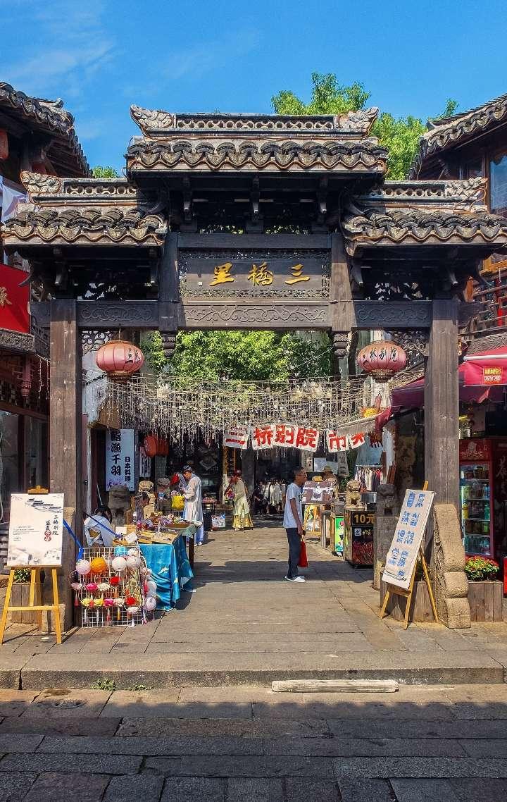 王鹤棣出发新加坡，海外人气高涨